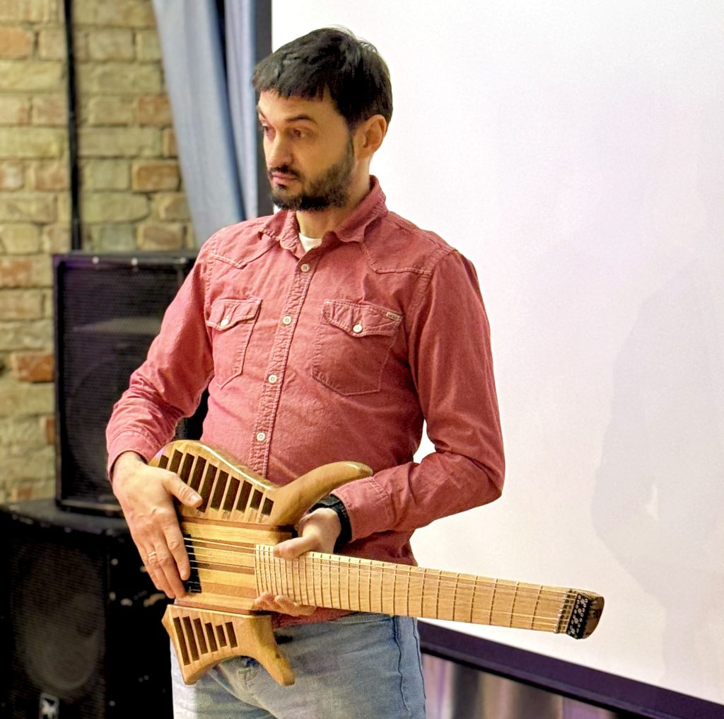 На фото Богдан з гітарою власного виробництва